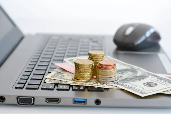 Maak geld online dankzij het concept van de hulpmiddelen van internet — Stockfoto