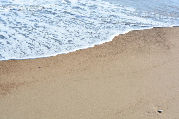 海浪到达岸边的沙 — 图库照片
