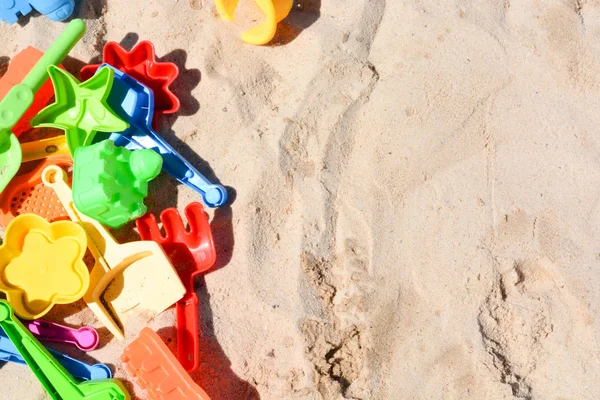 Viele bunte Strandspielzeuge liegen im Sand — Stockfoto