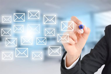 E-posta iletilerini office kavram çizim iş kadını