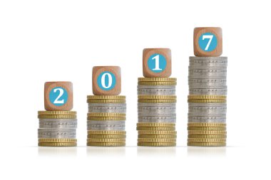 2017 yıl para ya da finansal büyüme kavramı ile sikkeler ve tahta küpleri yığını