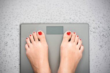 Bir ağırlık ölçekte adım kadın ayaklı kilogram kaybetmek yardım