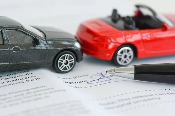 Concepto de contrato de póliza de seguro con coches modelo de juguete que tienen un accidente o accidente —  Fotos de Stock