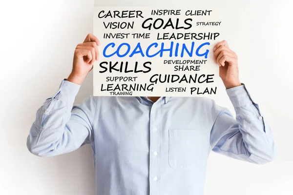 Osobiste lub zawodowe koncepcji coachingu z biznesmenem, trzymając karton znak — Zdjęcie stockowe