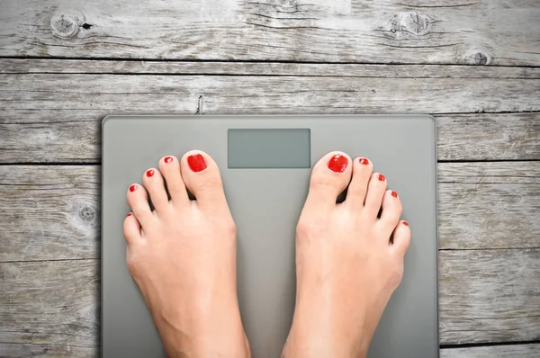 Help kilogram met vrouw voeten intensivering op de schaal van een gewicht verliezen — Stockfoto