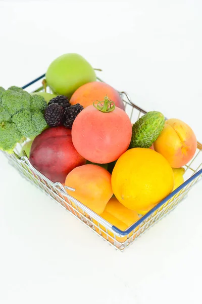 Cesta de frutas e produtos hortícolas frescos — Fotografia de Stock