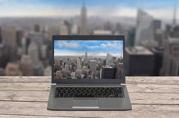 Laptop computer with New York skyline — Stock Photo, Image