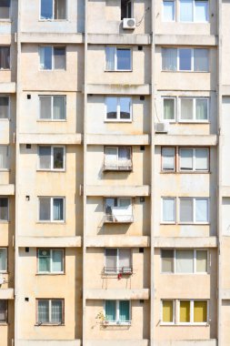 Dikey olarak simetrik eski, bozulmuş apartman ya da kınamak bina