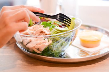 Ofiste sağlıklı bir öğle yemeği yeme