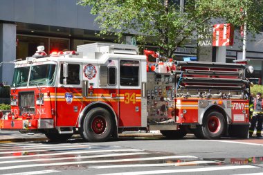 İtfaiye arabası içinde hareket cehennem tavuk, Manhattan, New York