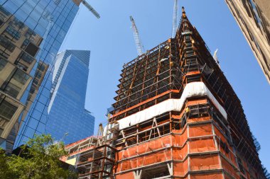 Gökdelen inşaat kentsel alanı mavi gökyüzü altında