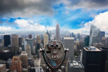 New York şehir manzarası güzel bulutlar ve mavi gökyüzü ile