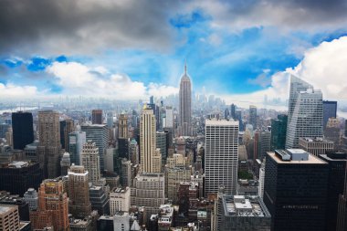 New York şehir manzarası güzel bulutlar ve mavi gökyüzü ile