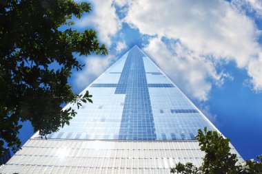 Uzun boylu gökdelen Manhattan New York mavi gökyüzü ve bulutlar