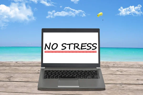 Нет стрессового текста с ноутбуком на пляже — стоковое фото