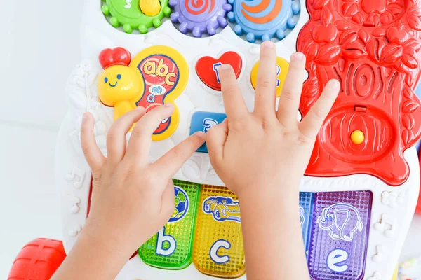 Kind handen op leren speelgoed suggereren vroeg onderwijs — Stockfoto