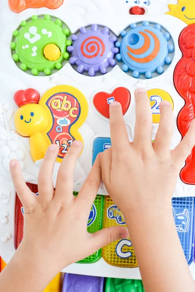 Dětské ruce na učení hračka naznačuje předškolního a základního vzdělání — Stock fotografie