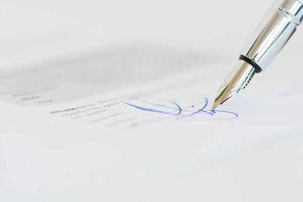 Assine um contrato ou acordo com uma caneta — Fotografia de Stock
