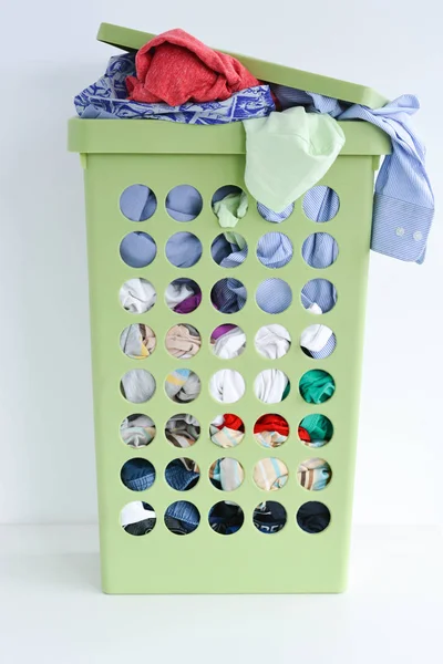 Cesta de roupa cheia até a borda com roupas sujas — Fotografia de Stock