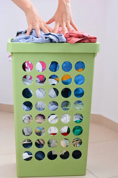 Laundry basket full to the brim with dirty clothes — Stock Photo, Image