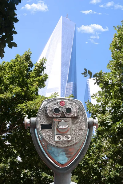 Punto de vista de los prismáticos frente al One World Trade Center, Manhattan, Nueva York —  Fotos de Stock
