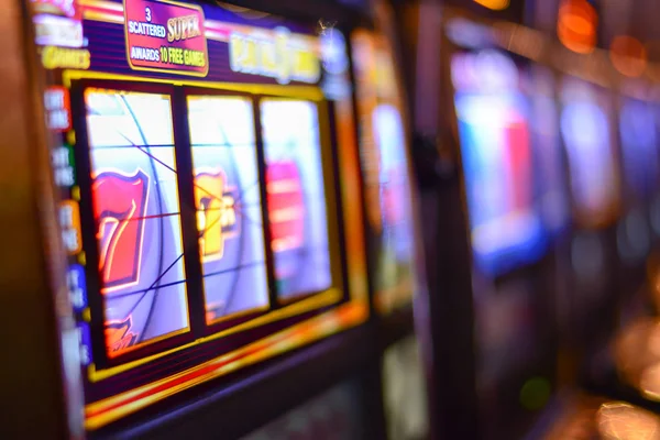 Máquinas tragamonedas y adicción al juego en Las Vegas —  Fotos de Stock