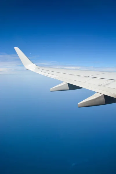 Ala de avião sobre o céu azul — Fotografia de Stock