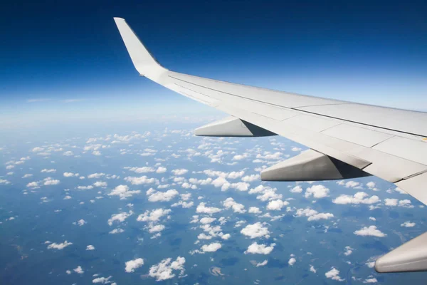 Flugzeugflügel über dem blauen Himmel — Stockfoto