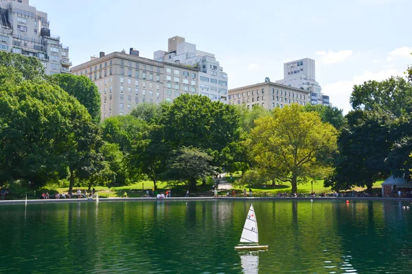 Día de verano en Central Park, Nueva York con barcos de juguete en el lago —  Fotos de Stock