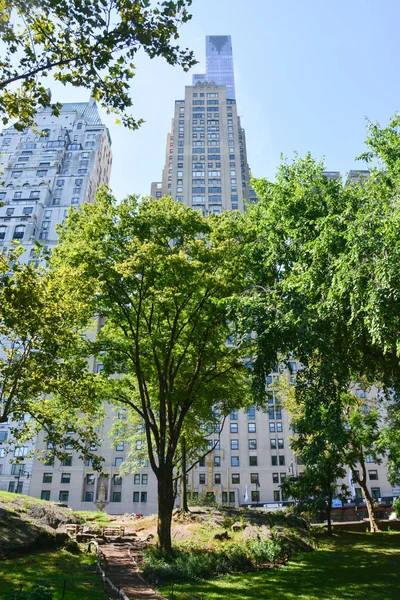 セントラル ・ パークの夏ごろ高上昇建物 — ストック写真