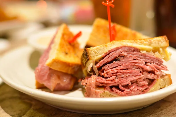 Sanduíche de carne enlatada pastrami close-up — Fotografia de Stock