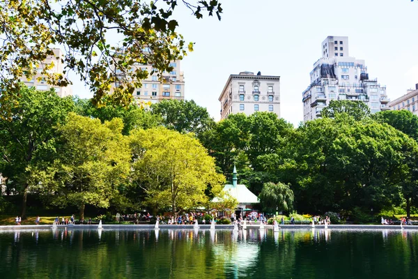 Día de verano en Central Park, Nueva York con barcos de juguete en el lago — Foto de Stock