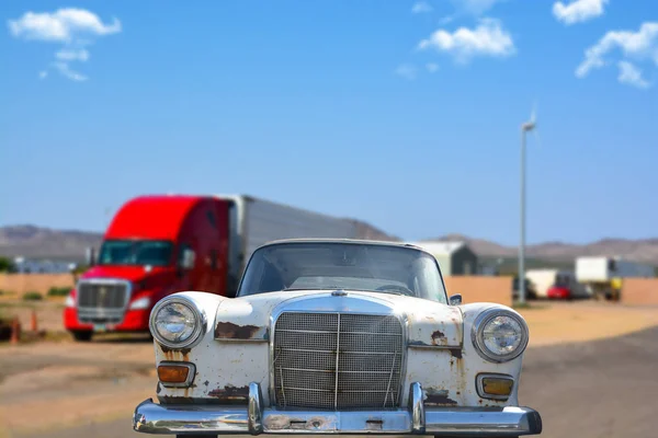 Vecchia auto arrugginita sulla Route 66, Arizona USA — Foto Stock