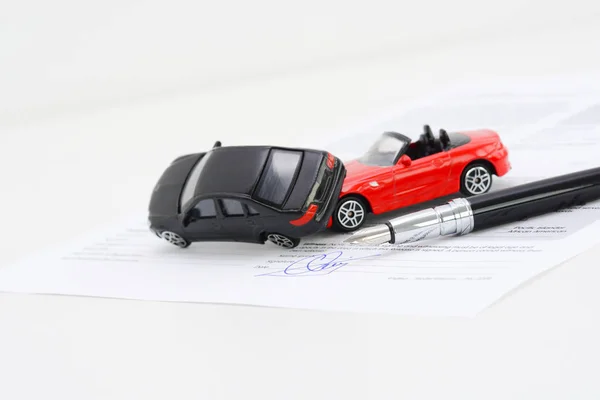 Speelgoed auto ongeval schade en verzekering polis — Stockfoto