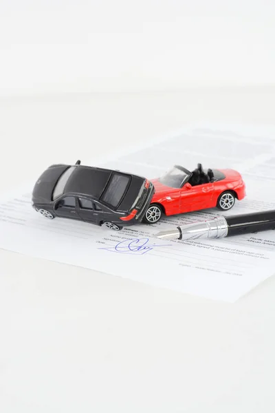 Toy cars acidente danos e seguro contrato de apólice — Fotografia de Stock