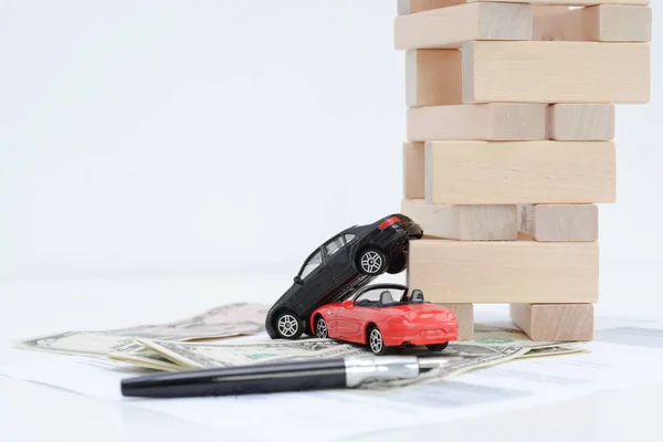 Speelgoed auto ongeval schade en verzekering polis — Stockfoto
