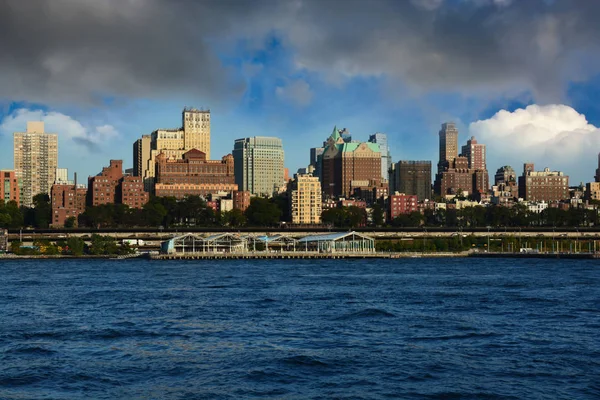 Brooklyn skyline, blick von manhattan, new york city — Stockfoto