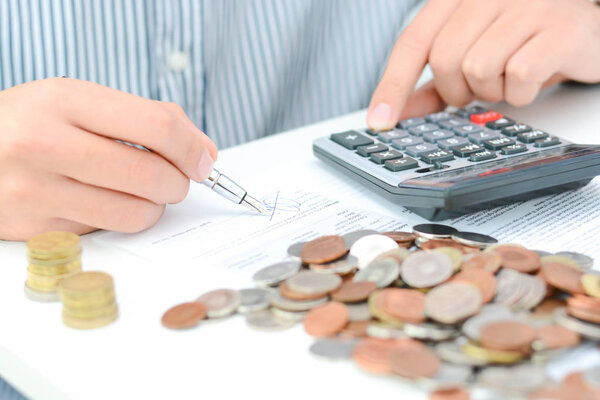Расчет налогов или новый кредитный договор с ручным калькулятором и монетами

