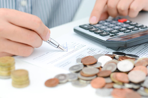 Расчет налогов или новый кредитный договор с ручным калькулятором и монетами
