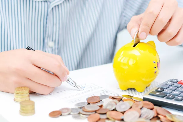 Beräkning av skatt eller nytt låneavtal med handen miniräknare och mynt — Stockfoto