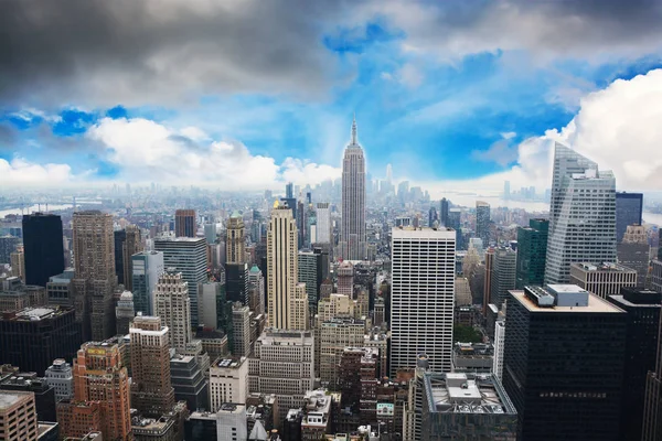 New York City skyline piękne chmury i błękitne niebo — Zdjęcie stockowe