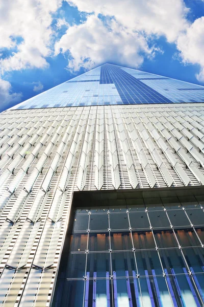Mrakodrap na Manhattanu v New Yorku s modrá obloha a mraky — Stock fotografie