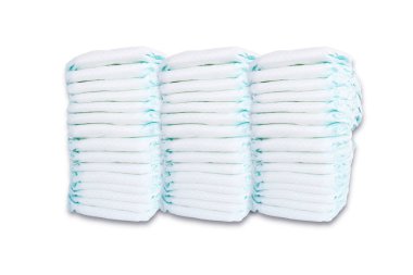 Yığın veya beyaz arka plan üzerinde izole bebek bezi yığını