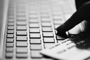 İş kadını, kredi kartı ile online ödeme yapmaya defter