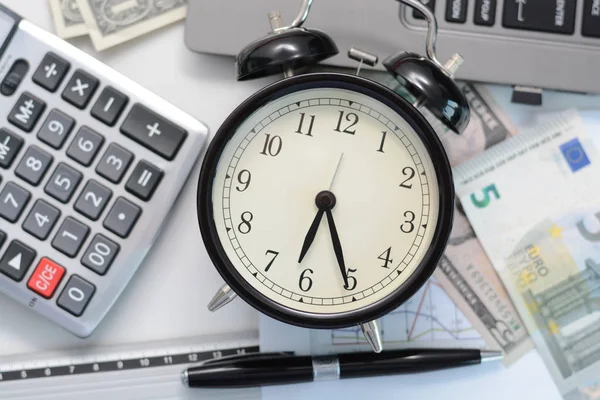 Exercice ou prévision budgétaire avec vieux concept d'horloge — Photo