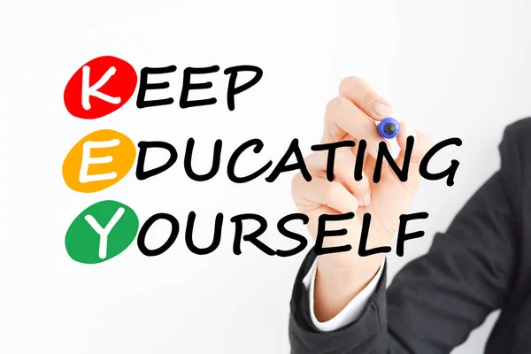 Continue a educar-se acrônimo conceito de negócio sugerindo que a educação é a chave para o sucesso — Fotografia de Stock