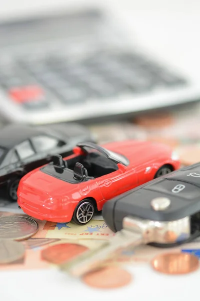 Kfz-Versicherungskonzept mit bunten Spielzeugautos, Autoschlüssel, Münzen und Scheinen — Stockfoto
