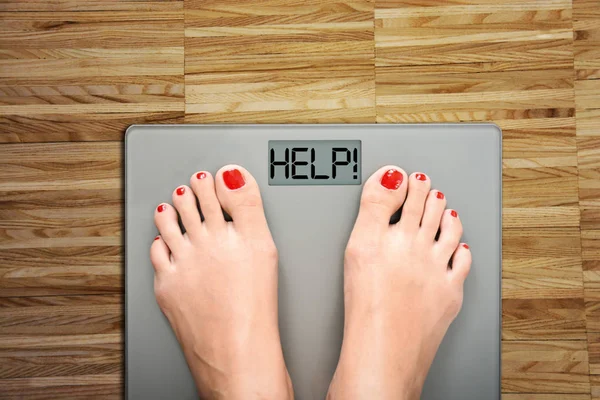 Diet concept with womens feet on a scale, weighting herself — Stock Photo, Image