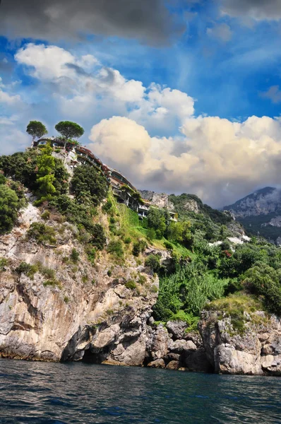 Приморський скелі в Сорренто, Амальфі - Італія — стокове фото