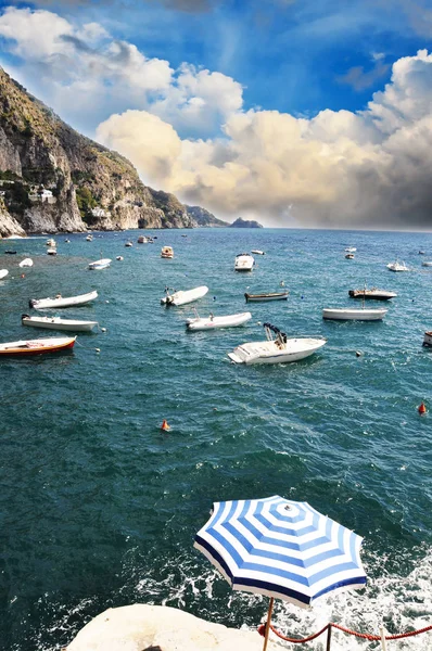 Малі судна, плавання уздовж берегової лінії в Праяно, Амальфі - Італія — стокове фото